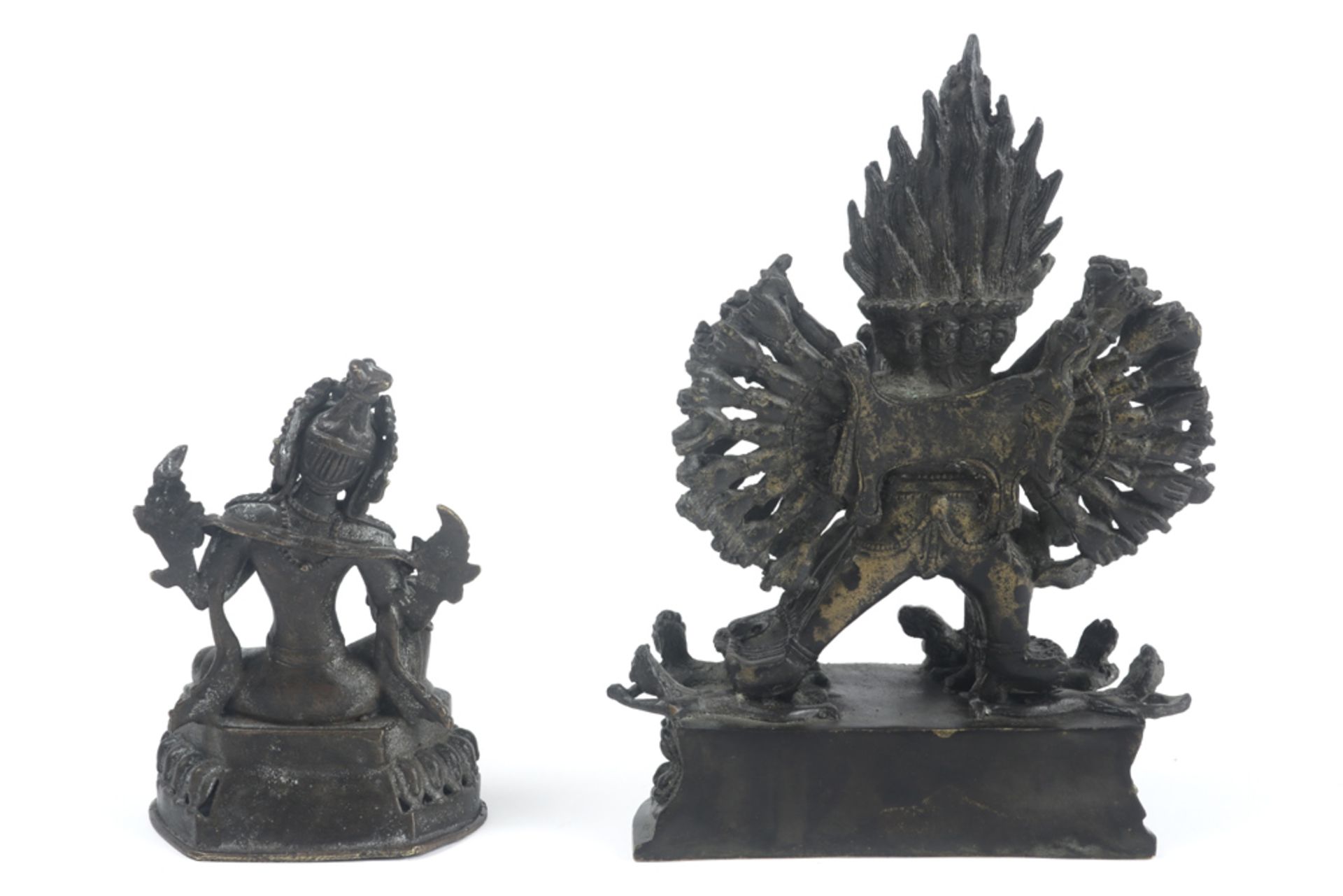 two Nepalese sculptures : Tara and Bhairava || Lot van twee Nepalese sculpturen in messing : " - Bild 3 aus 5