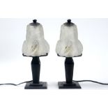 pair of Degué signed Art Deco lamps in wrought iron and glass || DEGUE paar Art Deco-lampen met voet