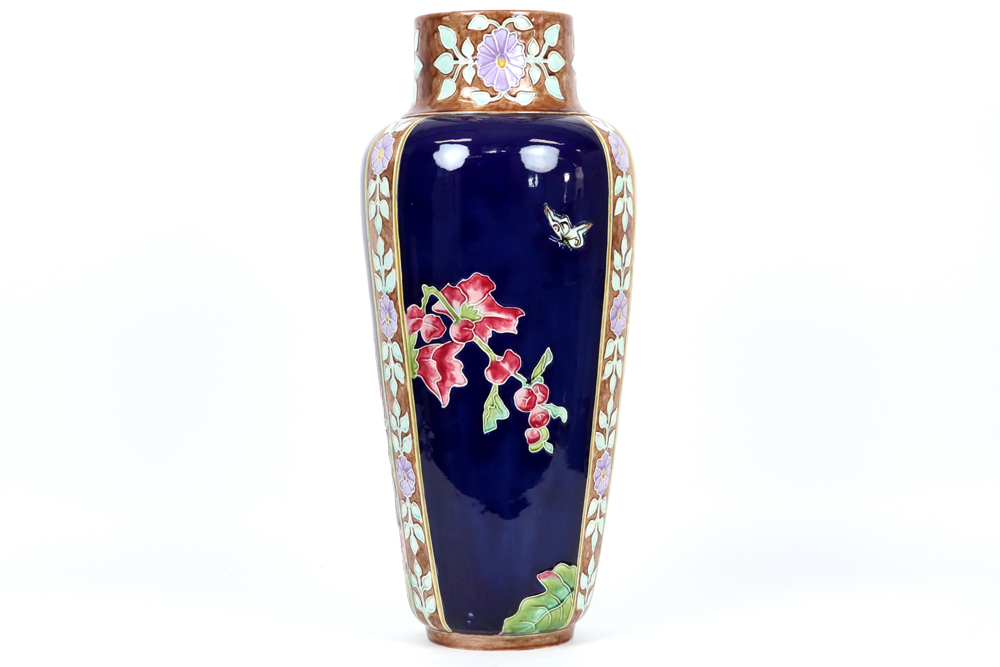 Art Nouveau vase in St-Amand marked ceramic || Art Nouveau-vaas in faïence, gemerkt "St-Amand", - Image 3 of 6