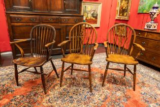 a pair of and a single antique English elm Windsor chairs || Lot (3) van een paar antieke Engelse en