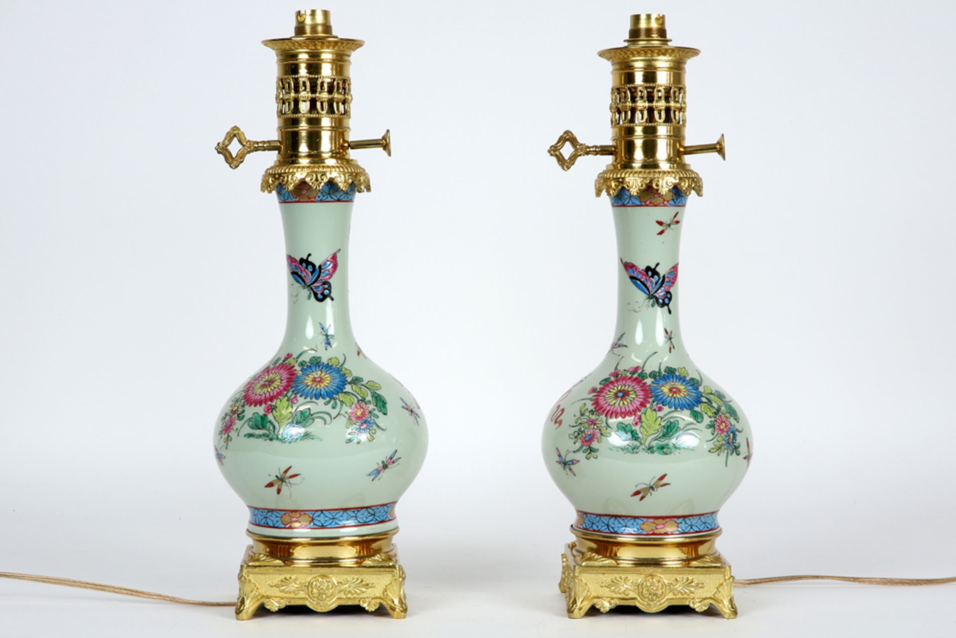 pair of lamps made of antique paraffin lamps in porcelain and gilded metal || Paar lampen gemaakt
