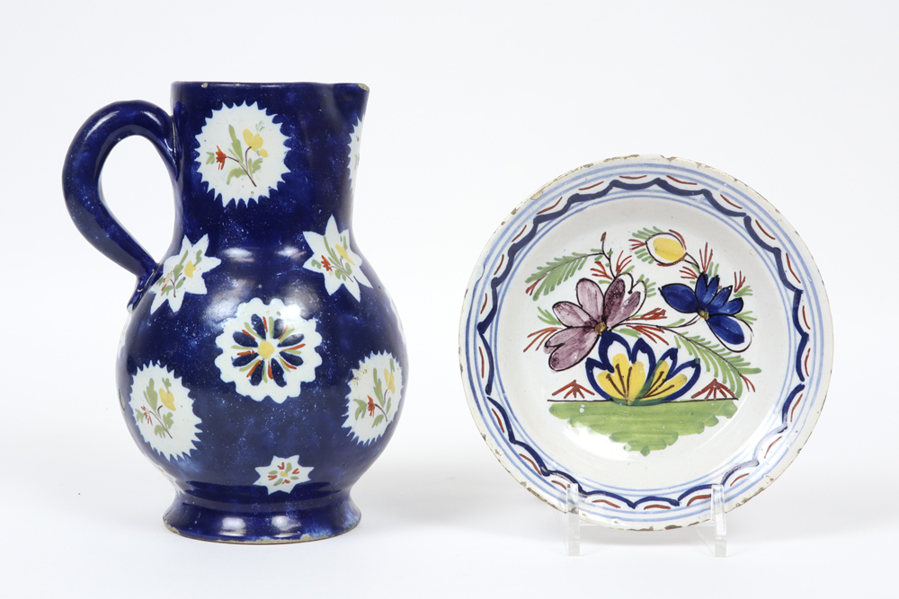 various lot of antique ceramic plates and a pitcher from Brussels || Lot (6) antieke faïence met 5 - Image 6 of 7
