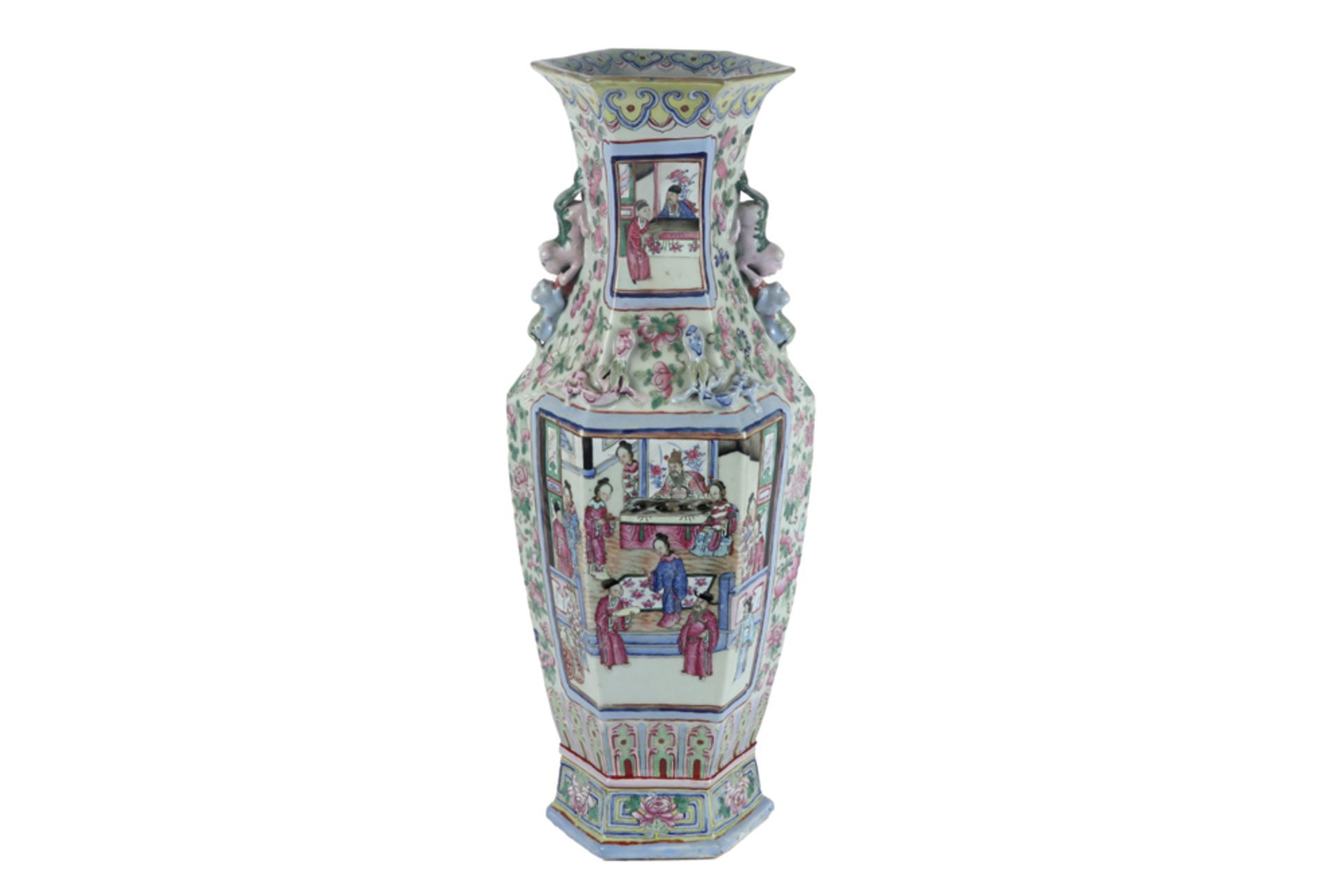 antique Chinese vase in porcelain with a polychrome decor with figures || Antieke Chinese vaas in - Image 3 of 6