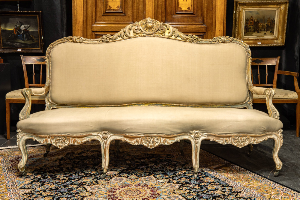 19th Cent. Napoleon III Louis XV style settee in finely sculpted wood || Negentiende eeuwse Napoleon