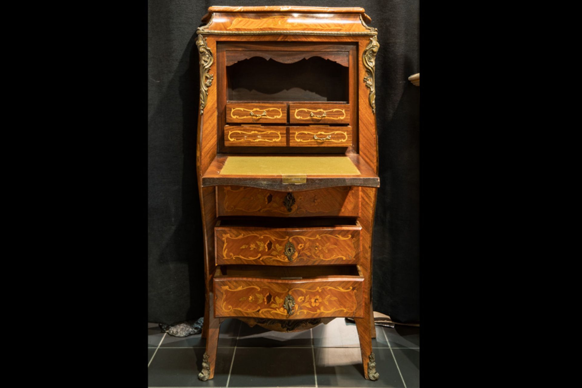 antique Louis XV child's bureau in marquetry with mountings in bronze and a marble top || Antiek - Bild 2 aus 4