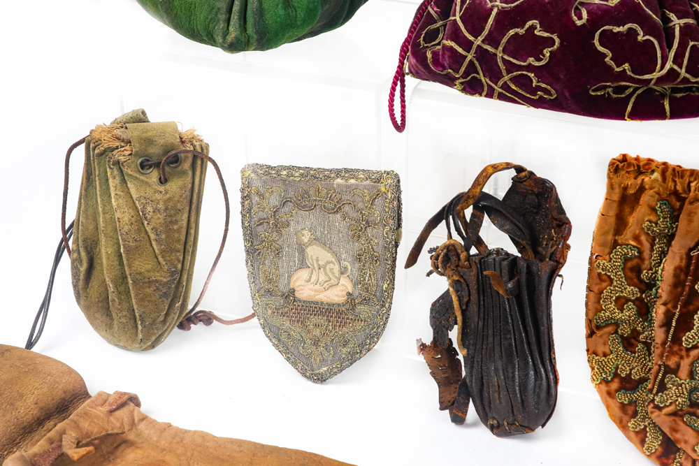 collection of nineteen antique purses in leather, brocade, velvet, ... || Collectie van 19 antieke - Image 2 of 4