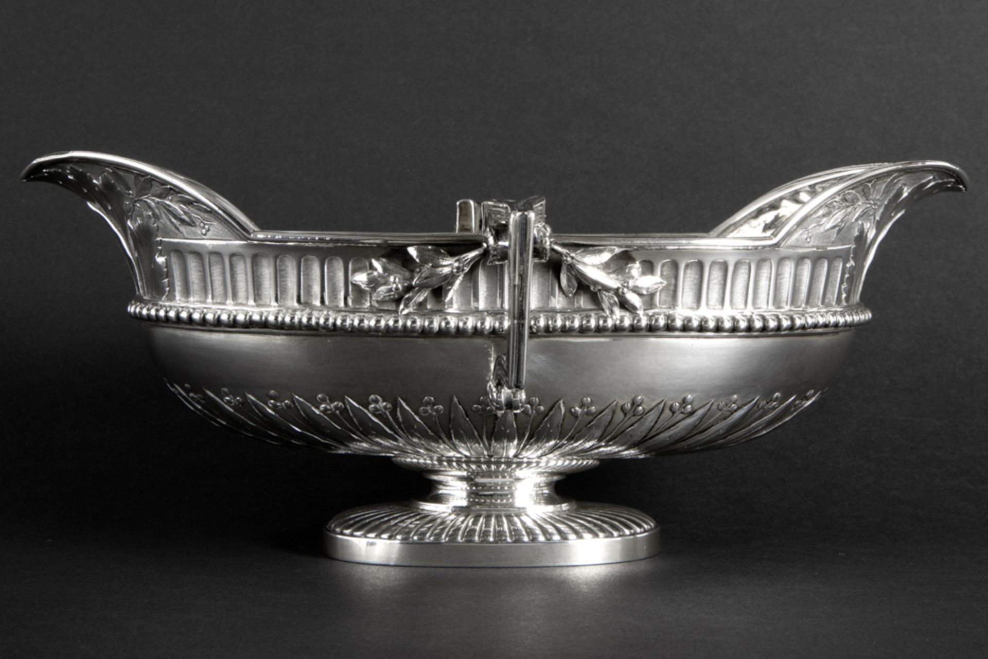 18th Cent. French neoclassical sauce boat in marked silver (with crowned G and 89) || Achttiende - Image 3 of 5