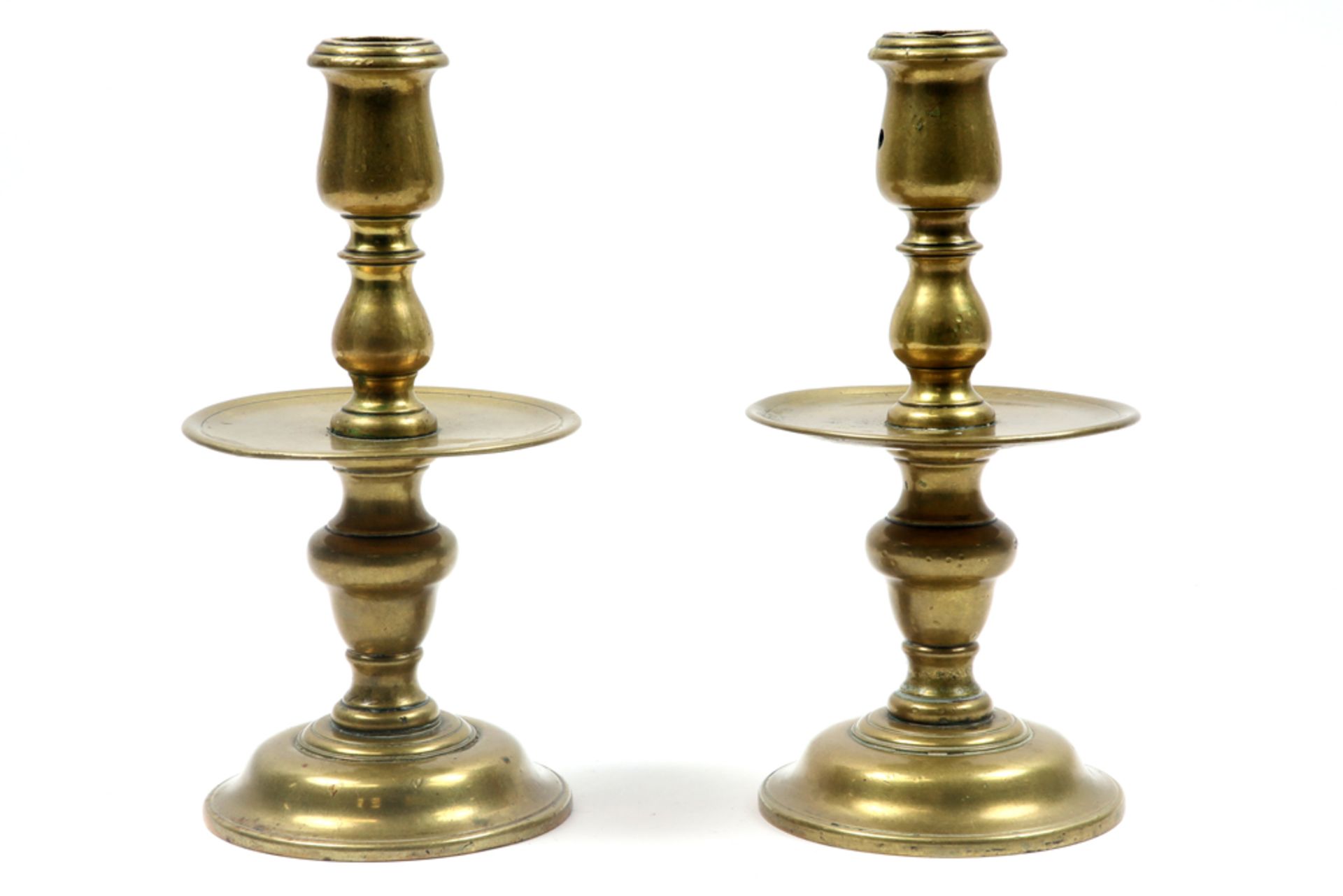 pair of antique candlesticks in brass || Paar antieke schijfkandelaars in koper - hoogte : 21,5 cm