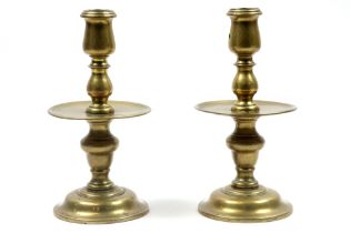 pair of antique candlesticks in brass || Paar antieke schijfkandelaars in koper - hoogte : 21,5 cm