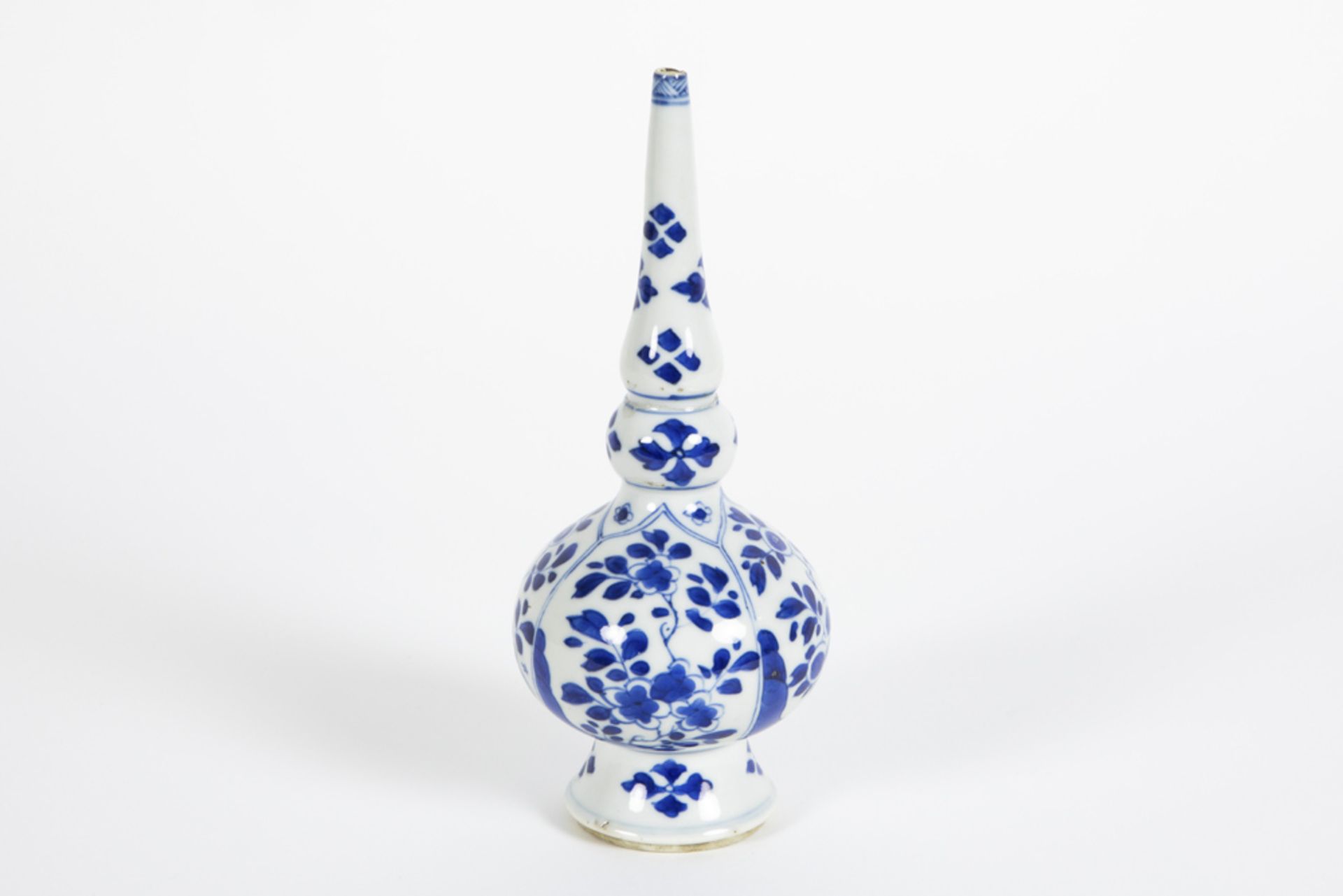 18th Cent. Chinese Kang Xi period flask in porcelain with a floral blue-white decor || Achttiende - Bild 2 aus 6