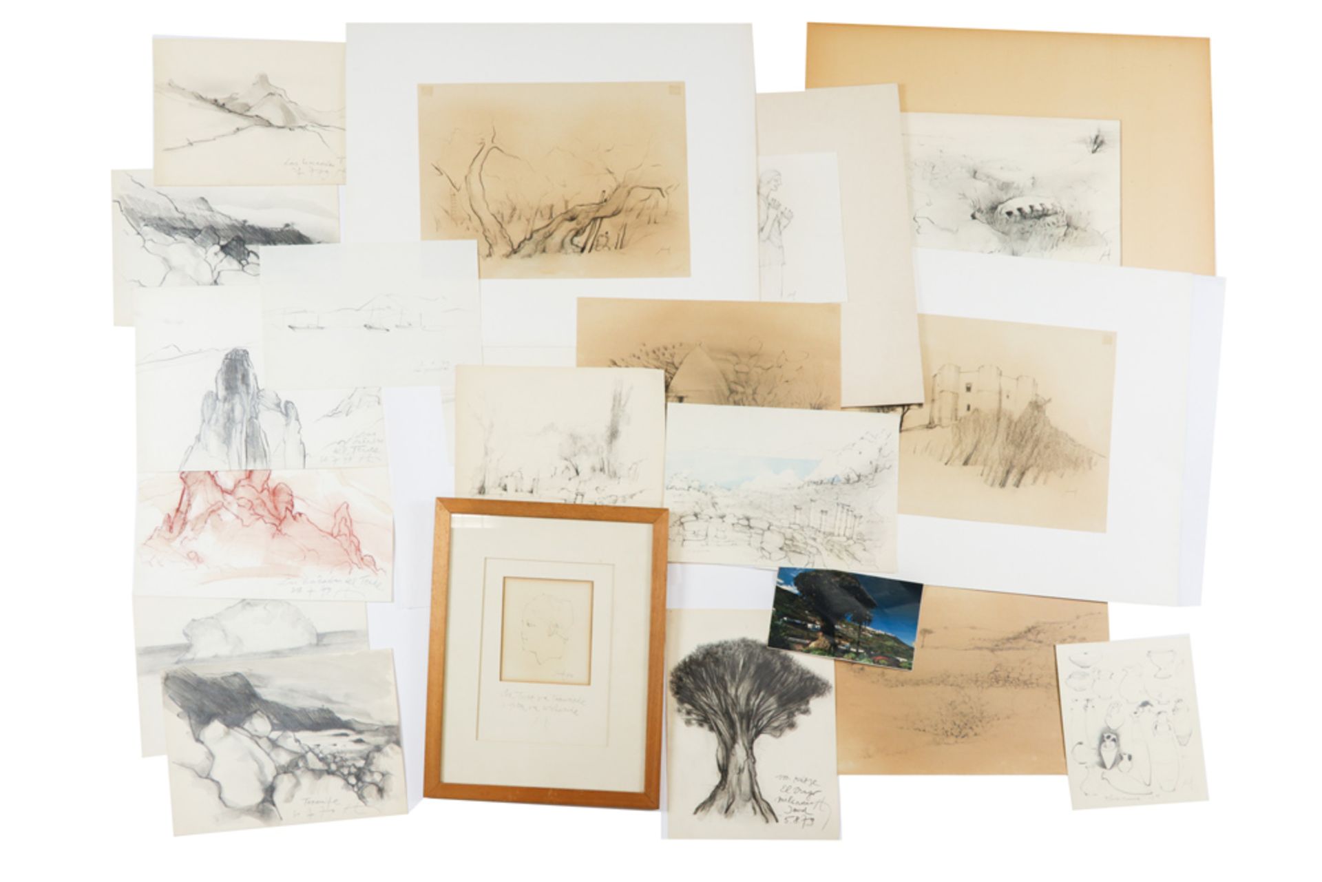 bundle with sketches and drawings by Hugo Heyens || HEYENS HUGO (1942 - 1987) map met schetsen,