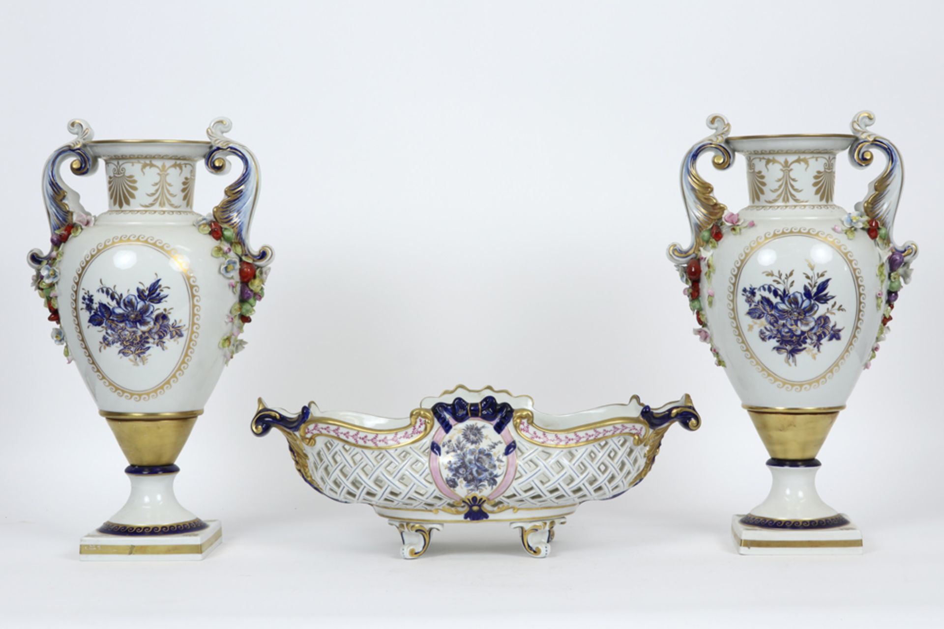 various lot with porcelain and ceramic : two pairs of sculptures and a set of a basket and a pair of - Bild 5 aus 8