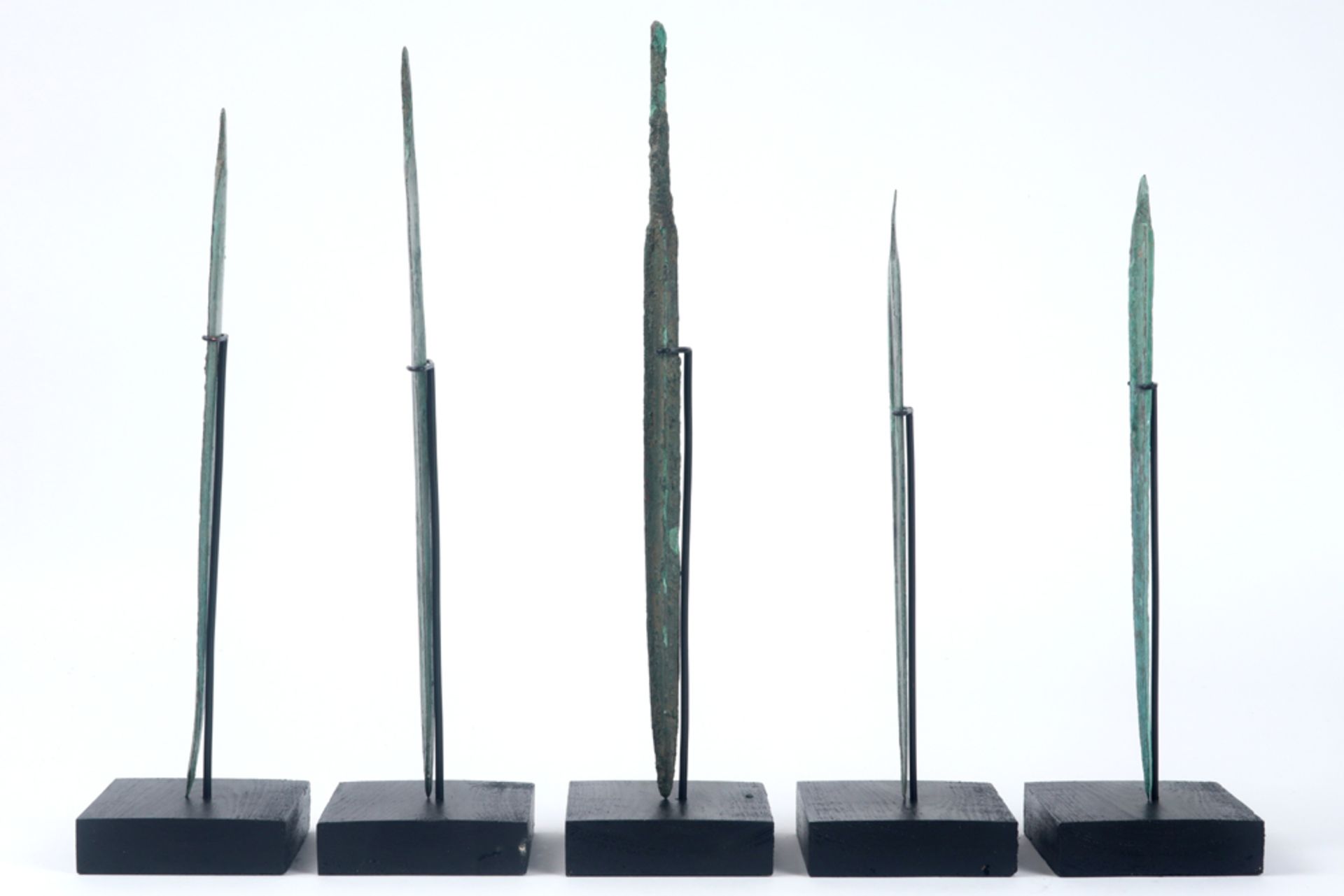 five Ancient Persia Luristan period spearheads in bronze with typical patina || OUD IRAN - - Bild 3 aus 3