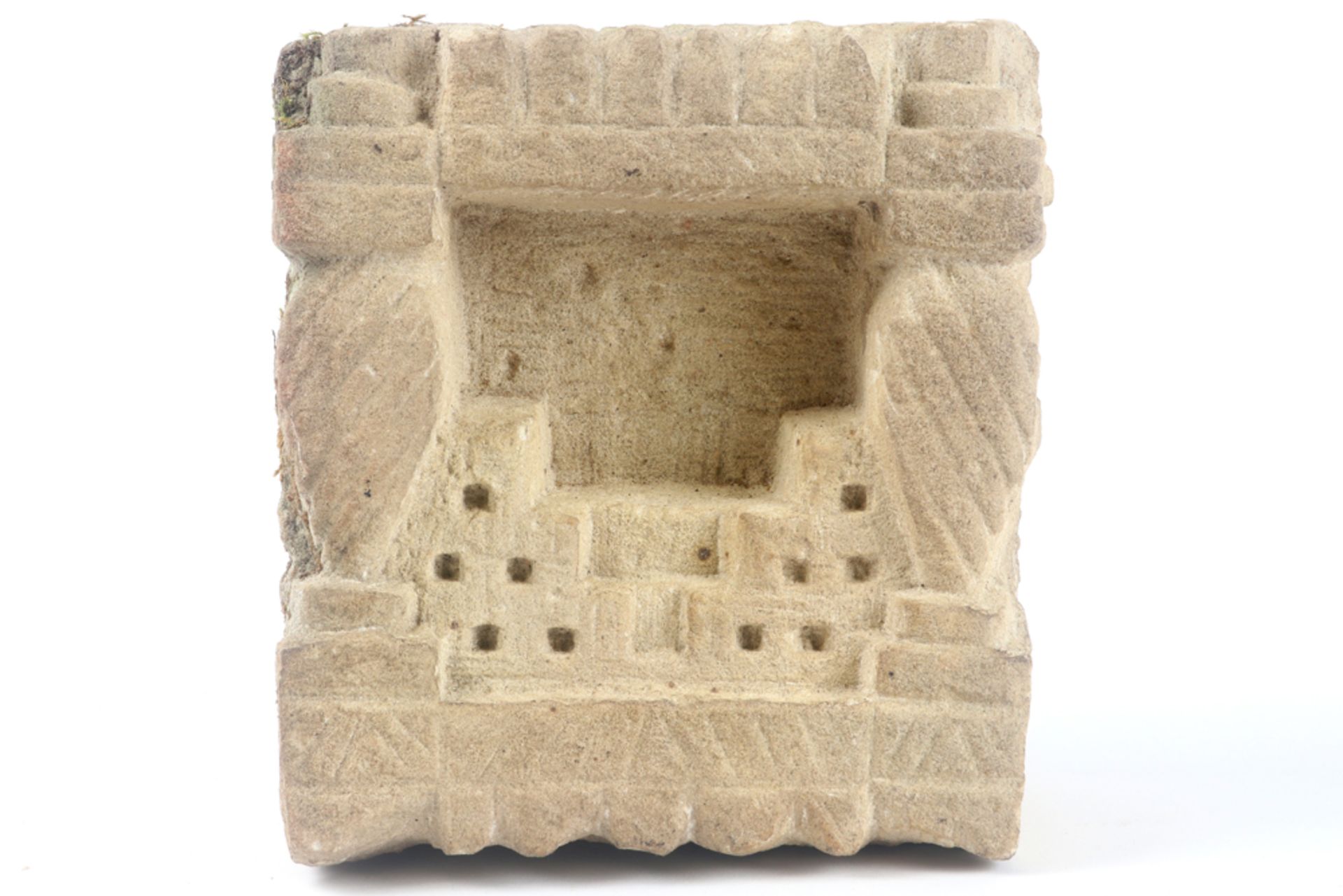 small antique Indian house altar in stone || Klein antiek Indisch huisaltaartje in steen - 22 x 20 x
