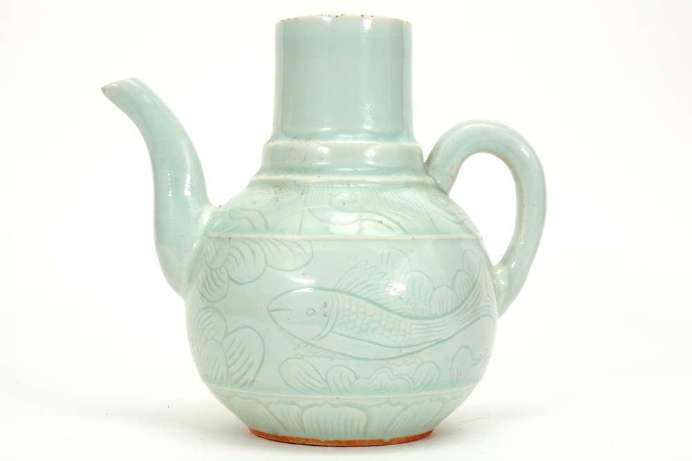 Chinese pitcher in celadon porcelain with underlying decors || Chinese kruik in celadon porselein - Image 2 of 4
