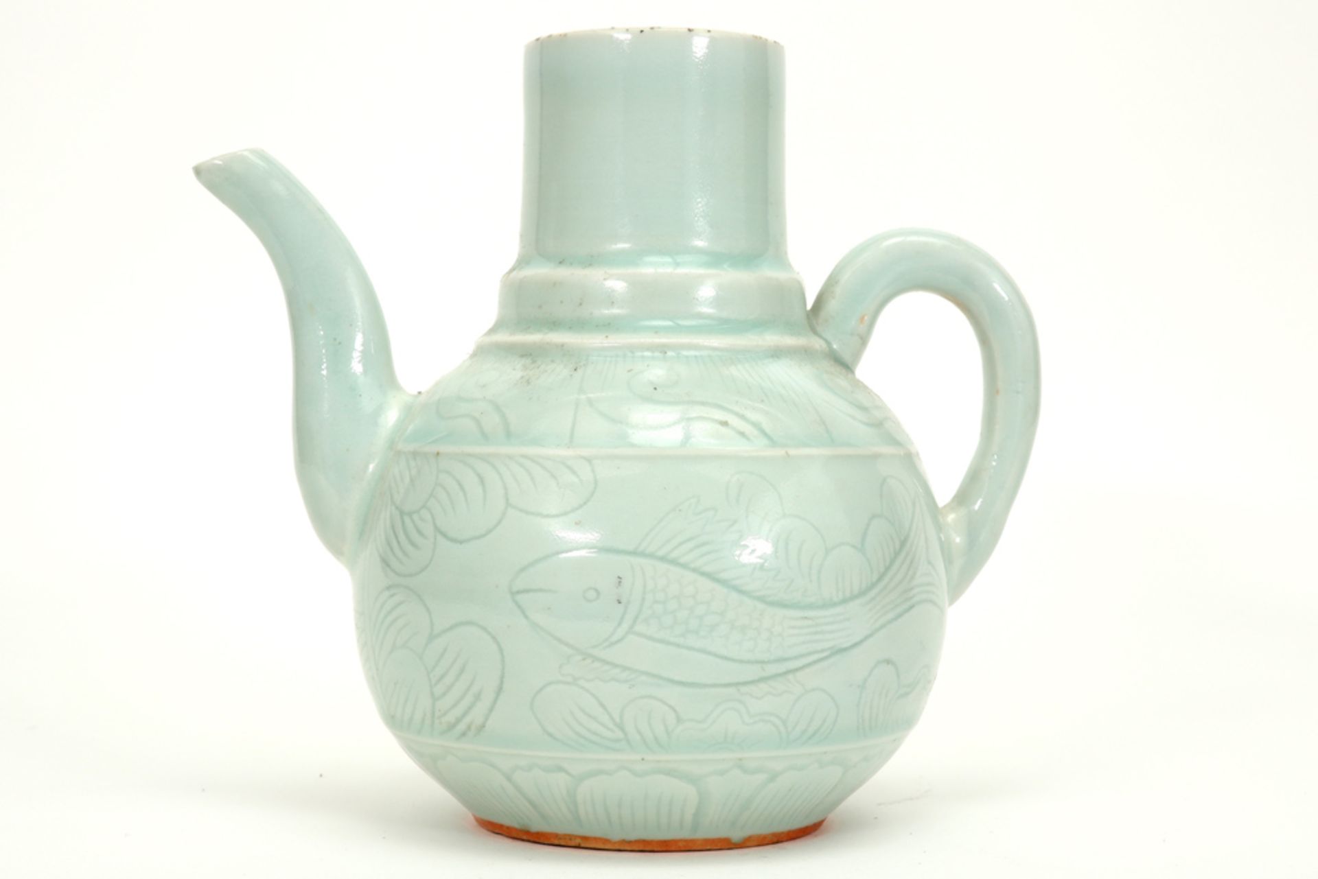 Chinese pitcher in celadon porcelain with underlying decors || Chinese kruik in celadon porselein - Bild 2 aus 4