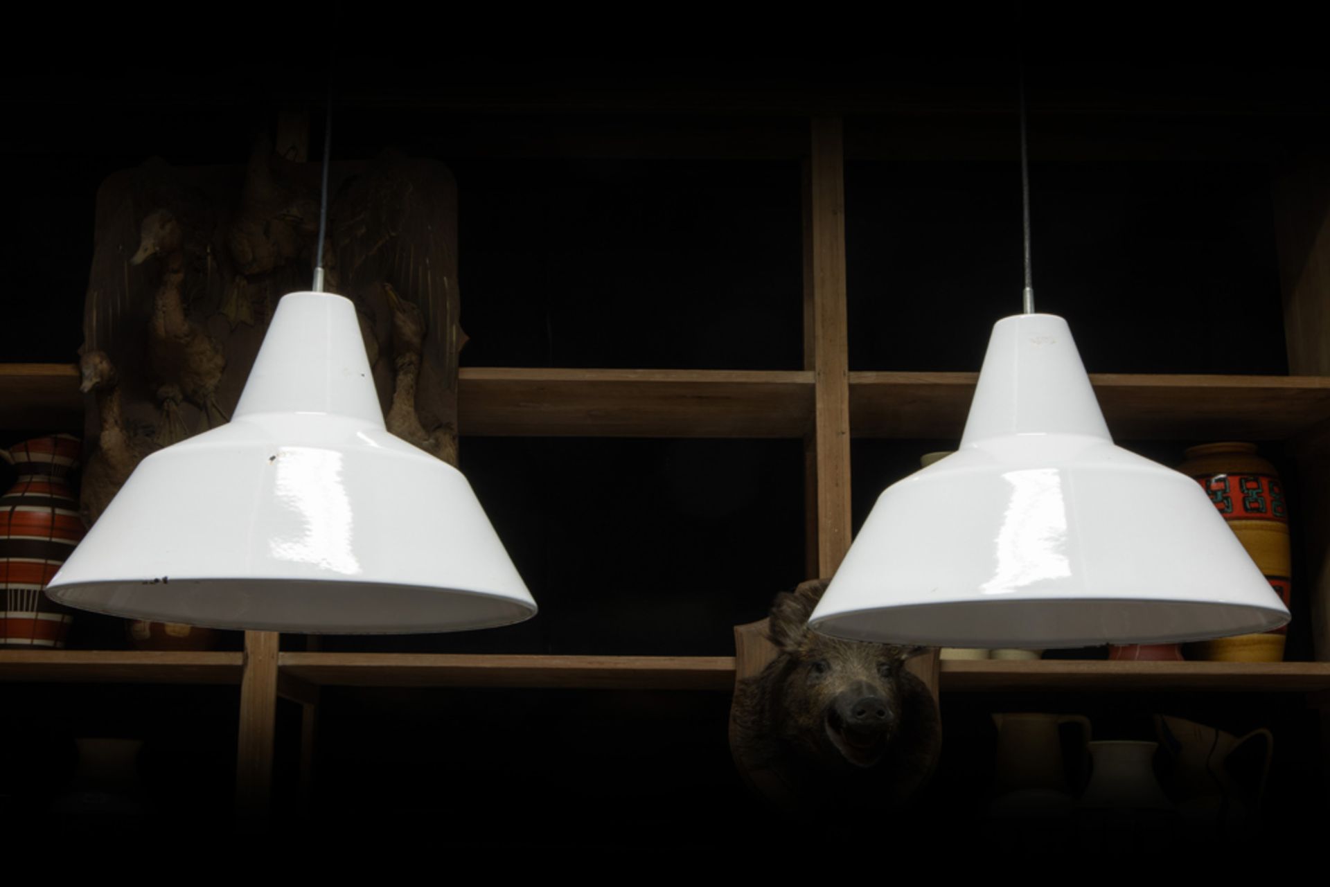 four industrial lamps with white lacquered shades || Set van vier industriële lampen in witgelakt - Image 2 of 3