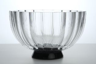 Vicke Lindstrand Orrefors signed and numbered Art Deco-bowl in clear crystal glass on a black