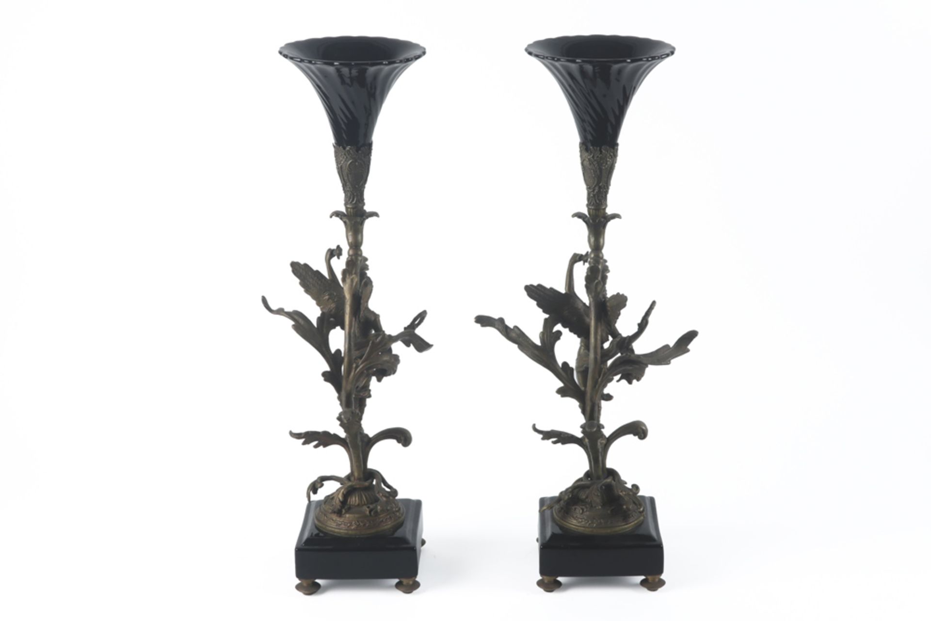 pair of Renaissance style vases with bronze base || Paar neorenaissance-siervazen met bronzen - Bild 2 aus 2
