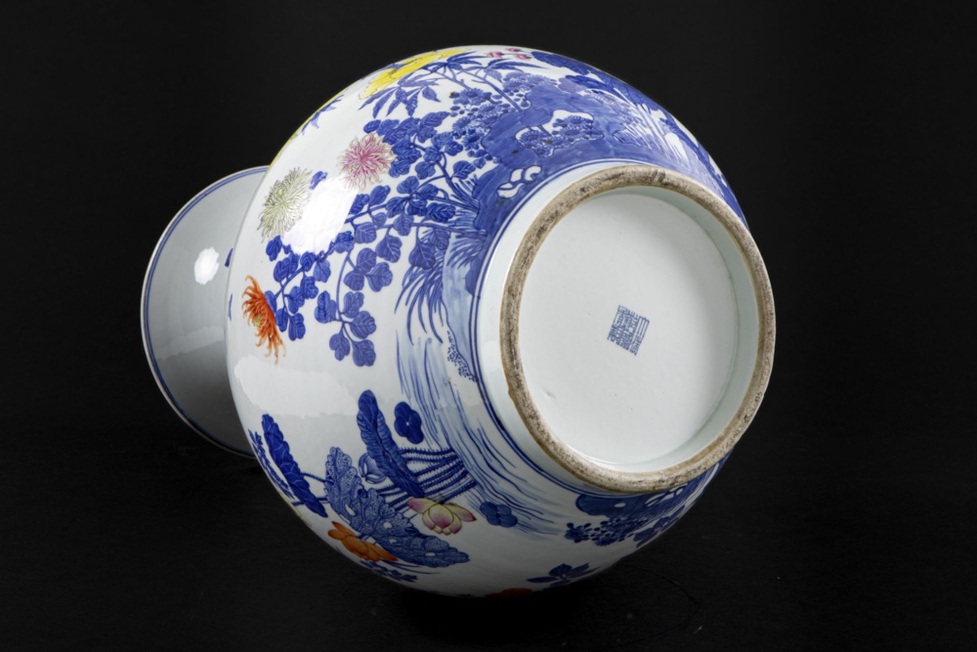 nice antique Chinese vase in marked porcelain with a blue-white and polychrome, floral decor || - Bild 6 aus 7