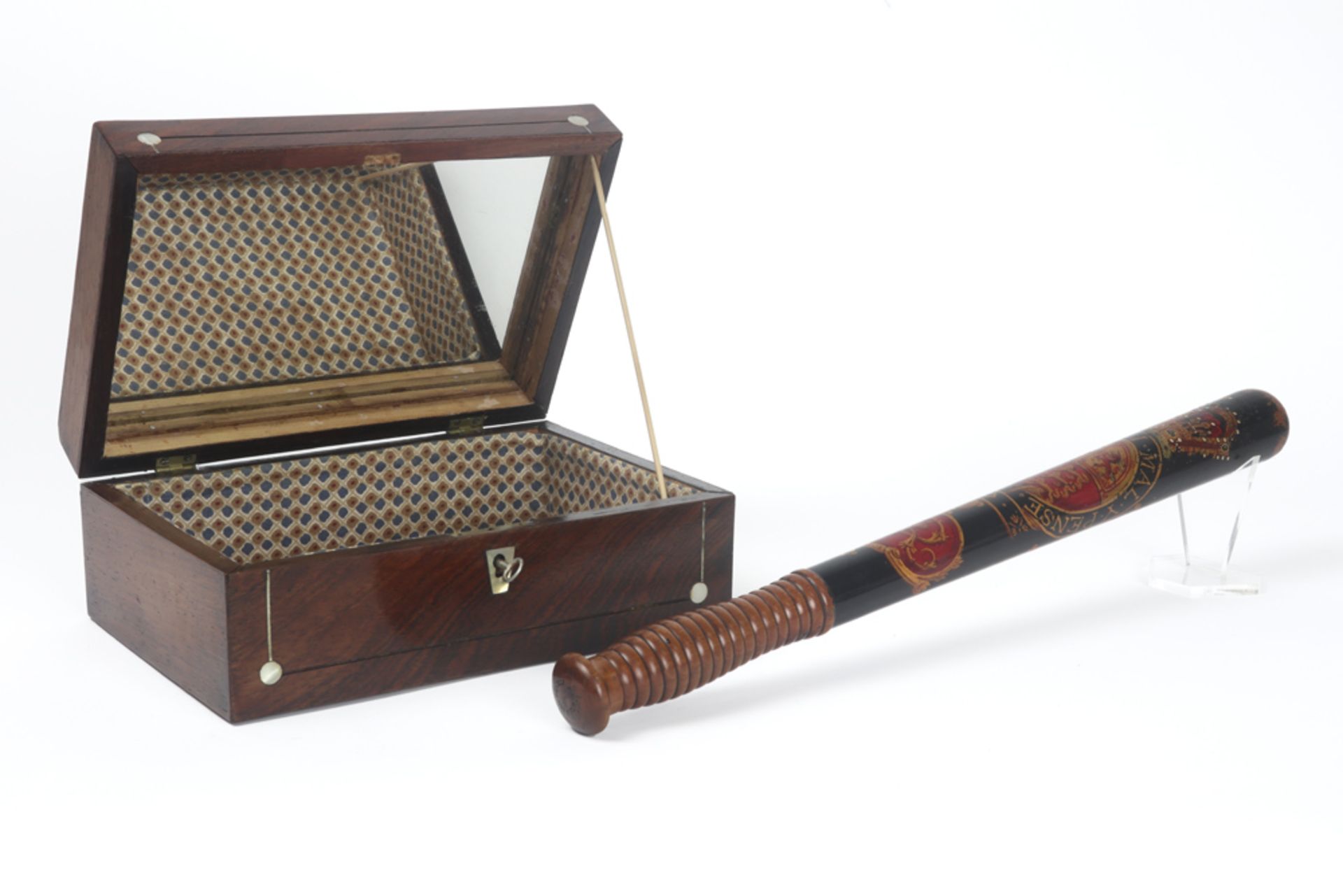 various lot with an antique English box with inlay of mother of pearl and a British baton || Lot van - Image 3 of 4