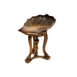 nice 19th Cent. Austrian/Italian piano stool in walnut with a sculpted shell-shaped seat || Fraaie