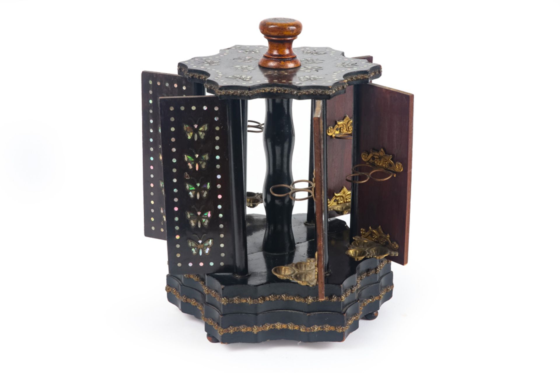 antique cigars' cellaret with musical box in ebonised wood with inlay of mother of pearl || Antiek - Image 2 of 5