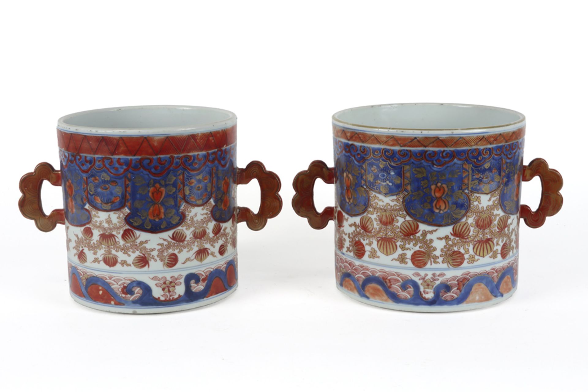 pair of 18th Cent. Chinese pots with grips in porcelain with an Imari decor || Paar achttiende - Image 2 of 4