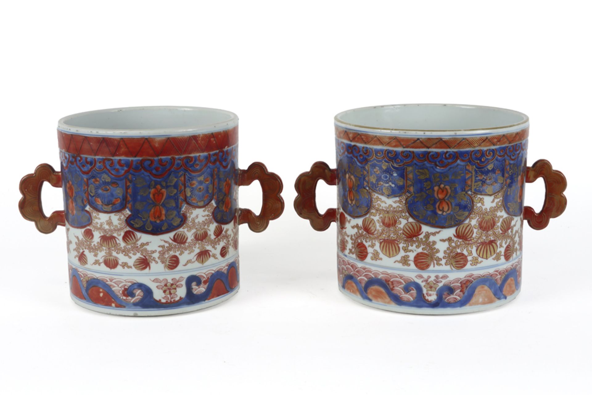 pair of 18th Cent. Chinese pots with grips in porcelain with an Imari decor || Paar achttiende - Bild 2 aus 4