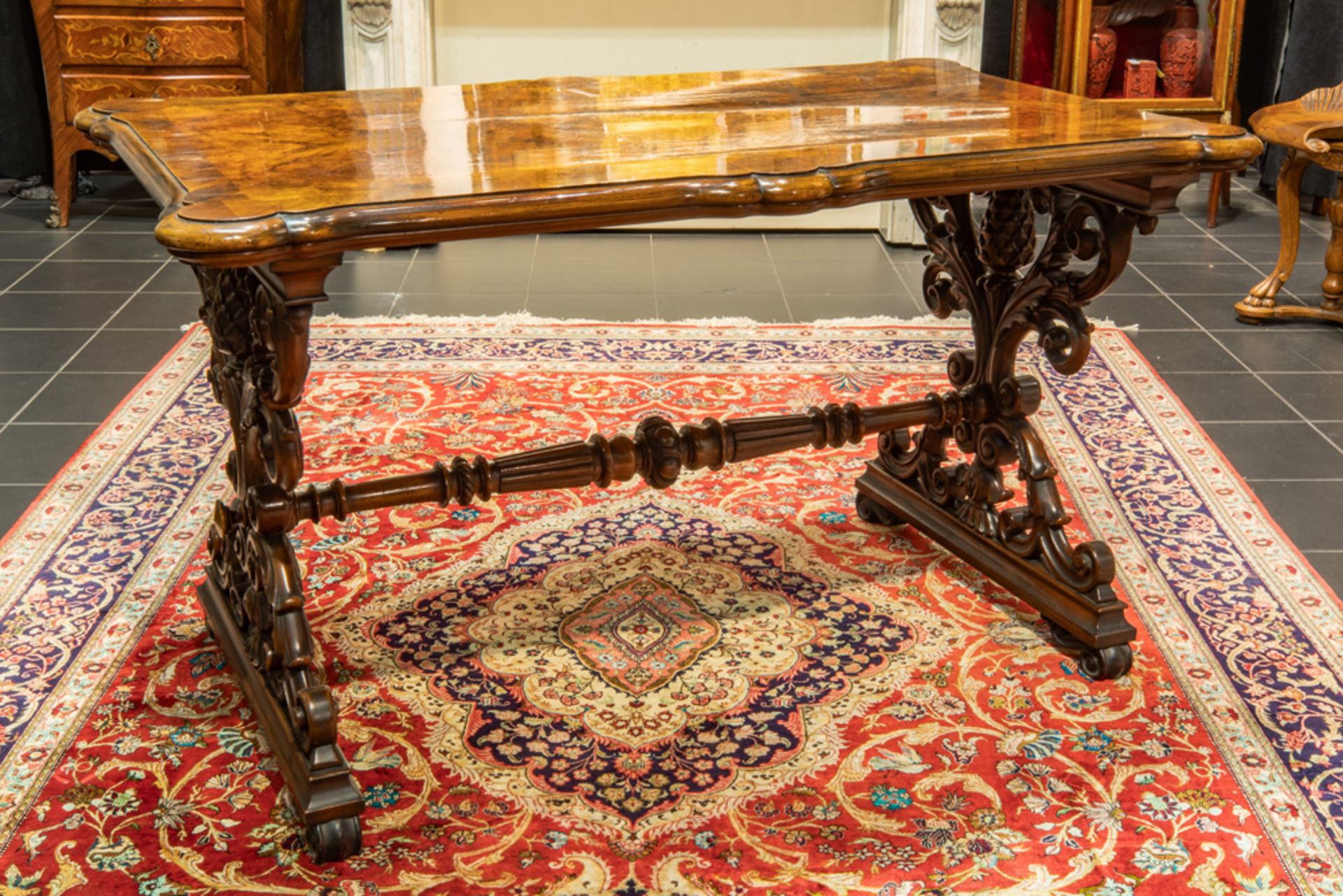 superb early 19th Cent., presumably English Regency period, table in burr and mahogany || Superbe