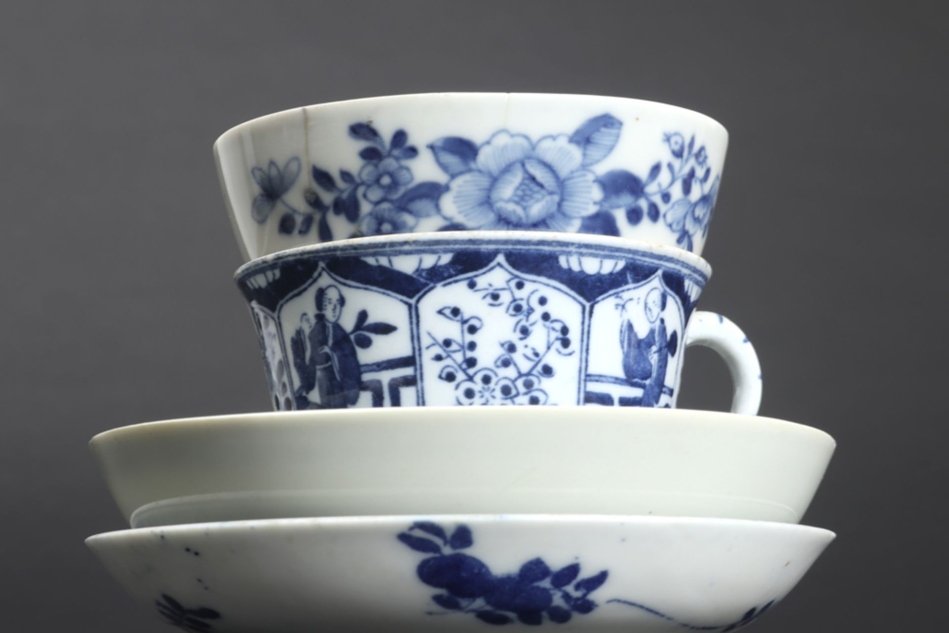 six pieces of Chinese and Japanese porcelain amongst which a marked Chinese republic period lidded - Bild 6 aus 8