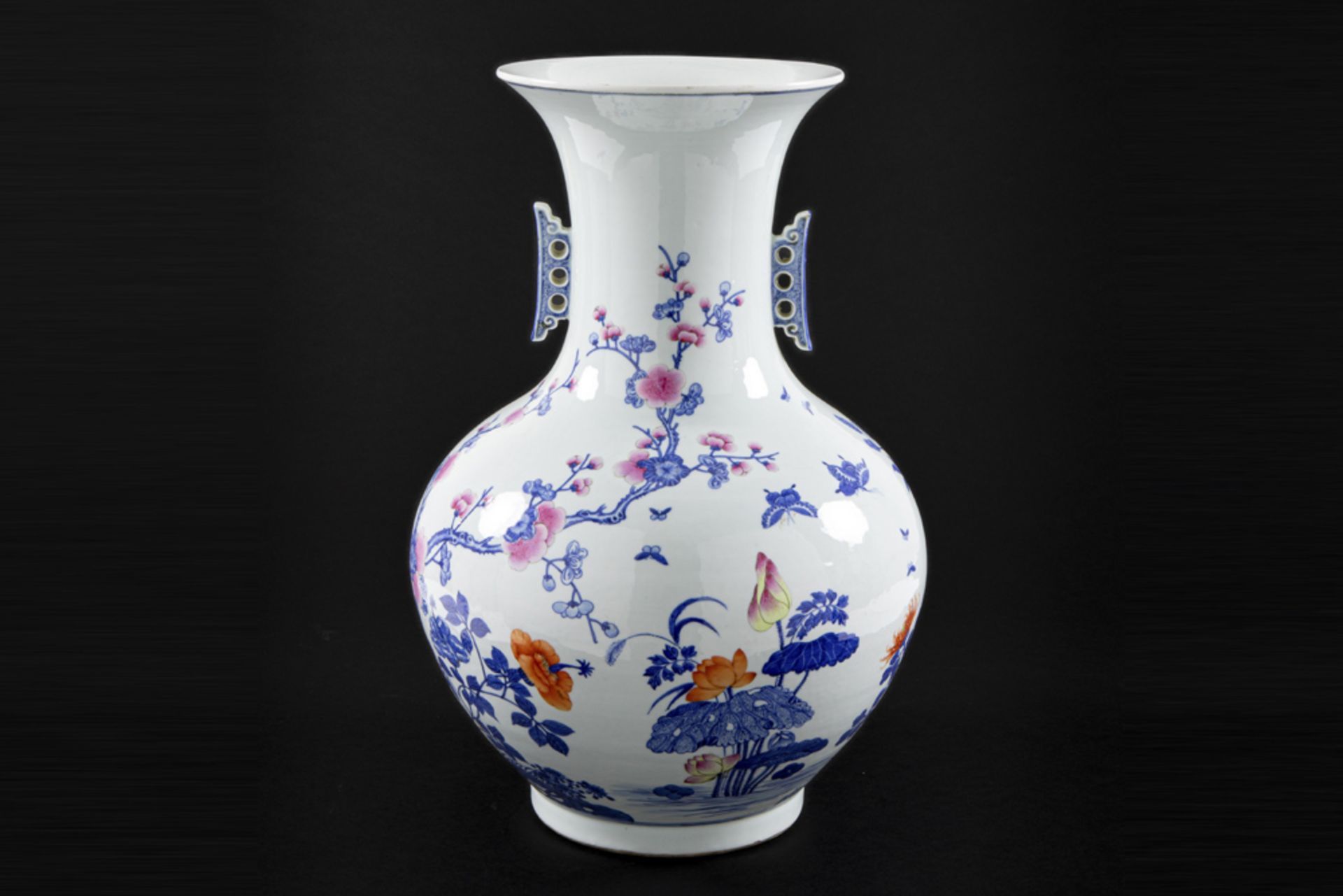 nice antique Chinese vase in marked porcelain with a blue-white and polychrome, floral decor || - Bild 3 aus 7