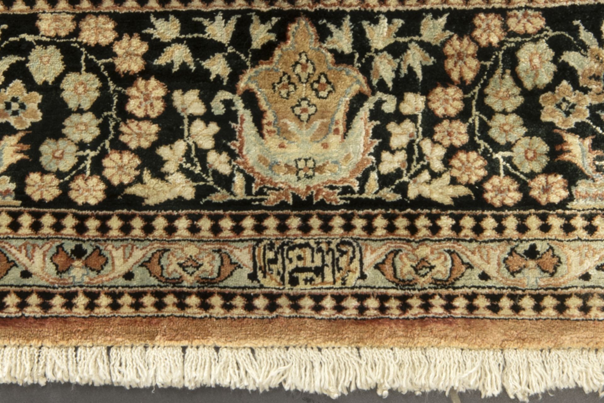 rare finely knotted signed Persian Nain in silk on silk || Zeldzame, zeer fijn geknoopte en - Image 2 of 2