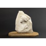 alabaster sculpture with woman's profile || Sculptuur in albast met een vrouwenportret in