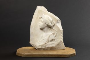 alabaster sculpture with woman's profile || Sculptuur in albast met een vrouwenportret in