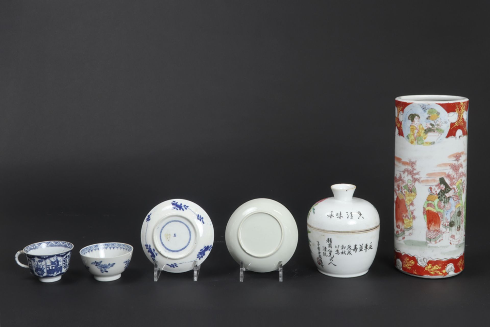 six pieces of Chinese and Japanese porcelain amongst which a marked Chinese republic period lidded - Bild 2 aus 8