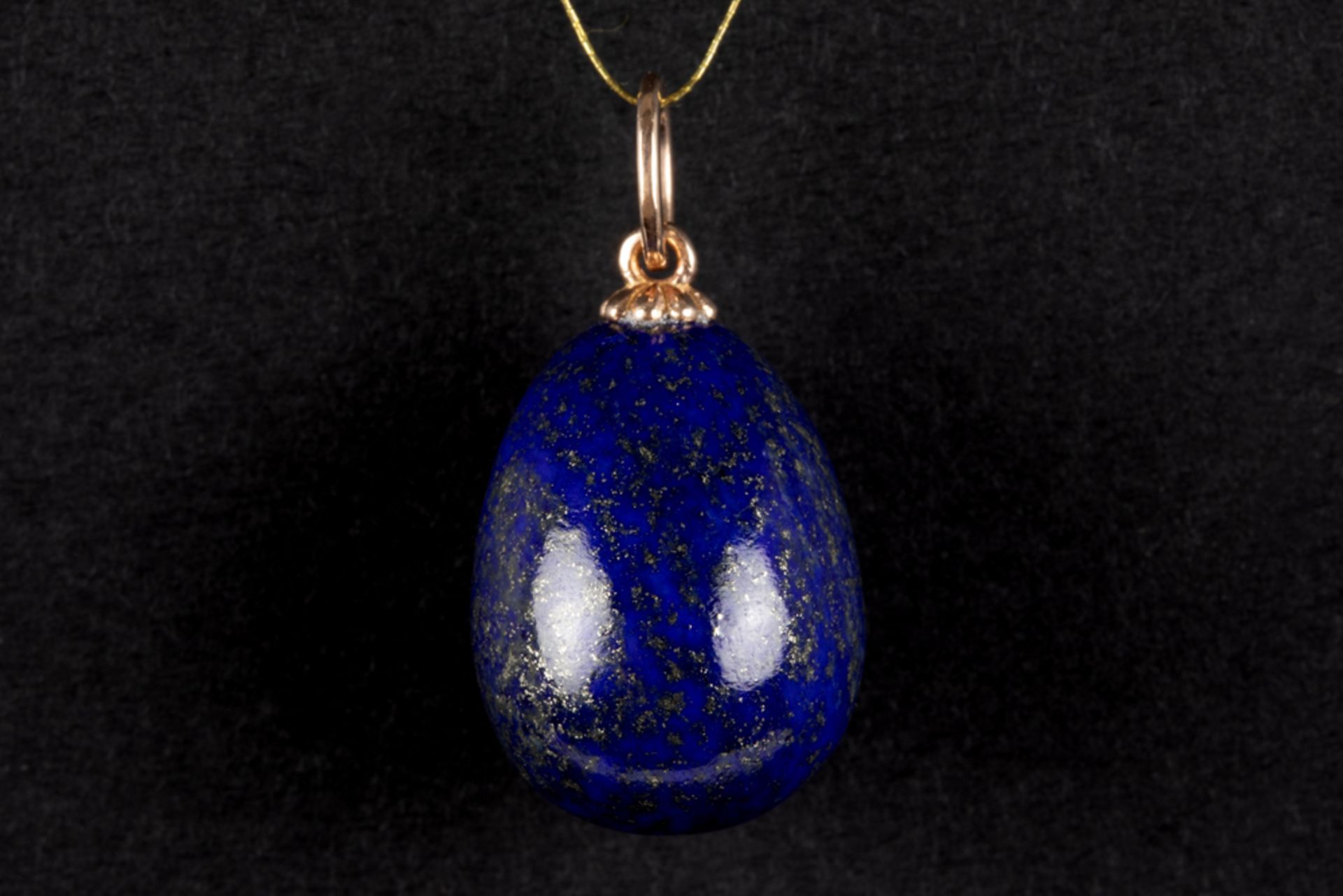 Russian egg-shaped pendant in "56" marked gold and lapis lazuli, incrusted with a cabochon cut - Image 2 of 2