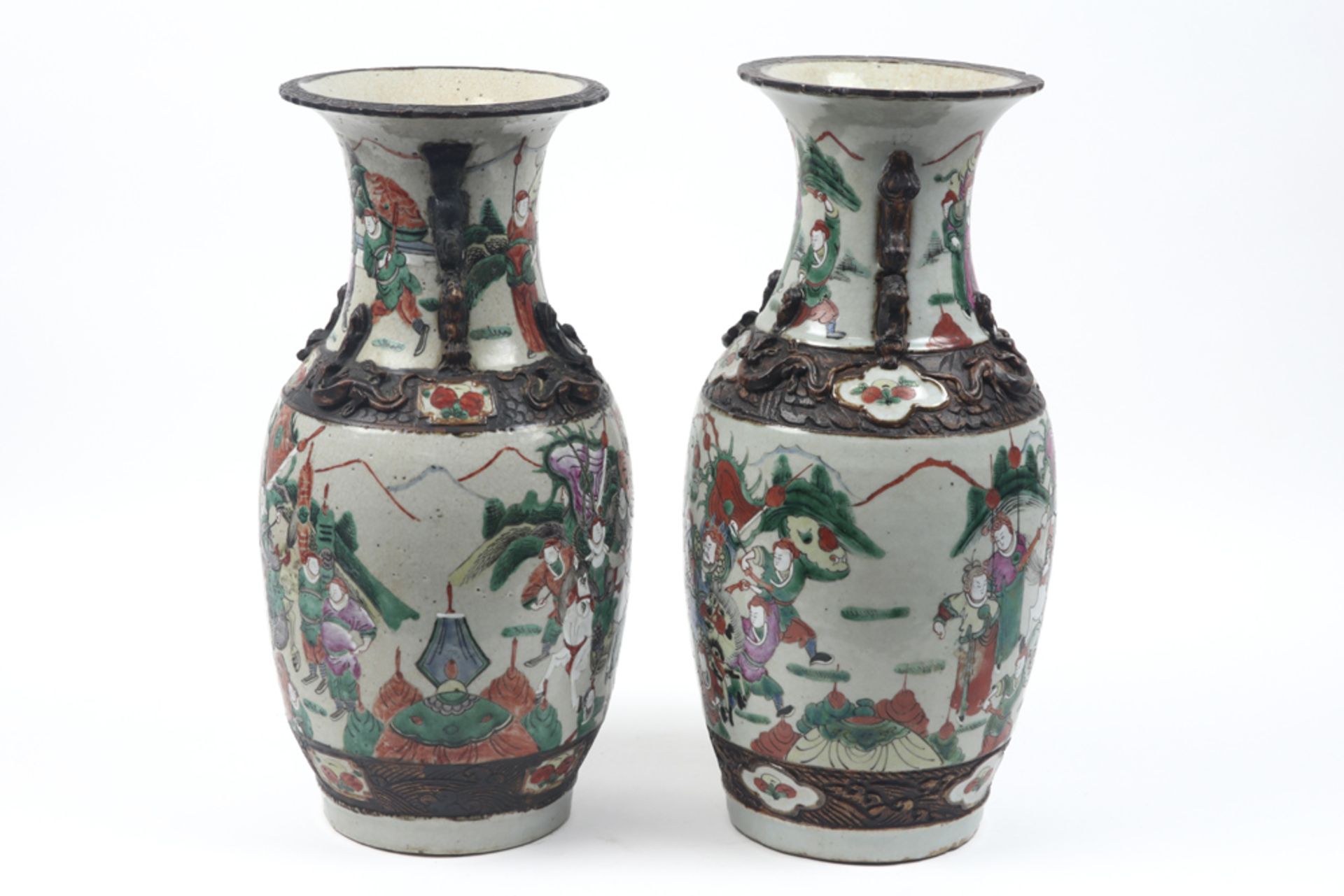 pair of antique Chinese "Nankin" vases in porcelain with a polychrome decor with warriors || Paar - Bild 4 aus 8