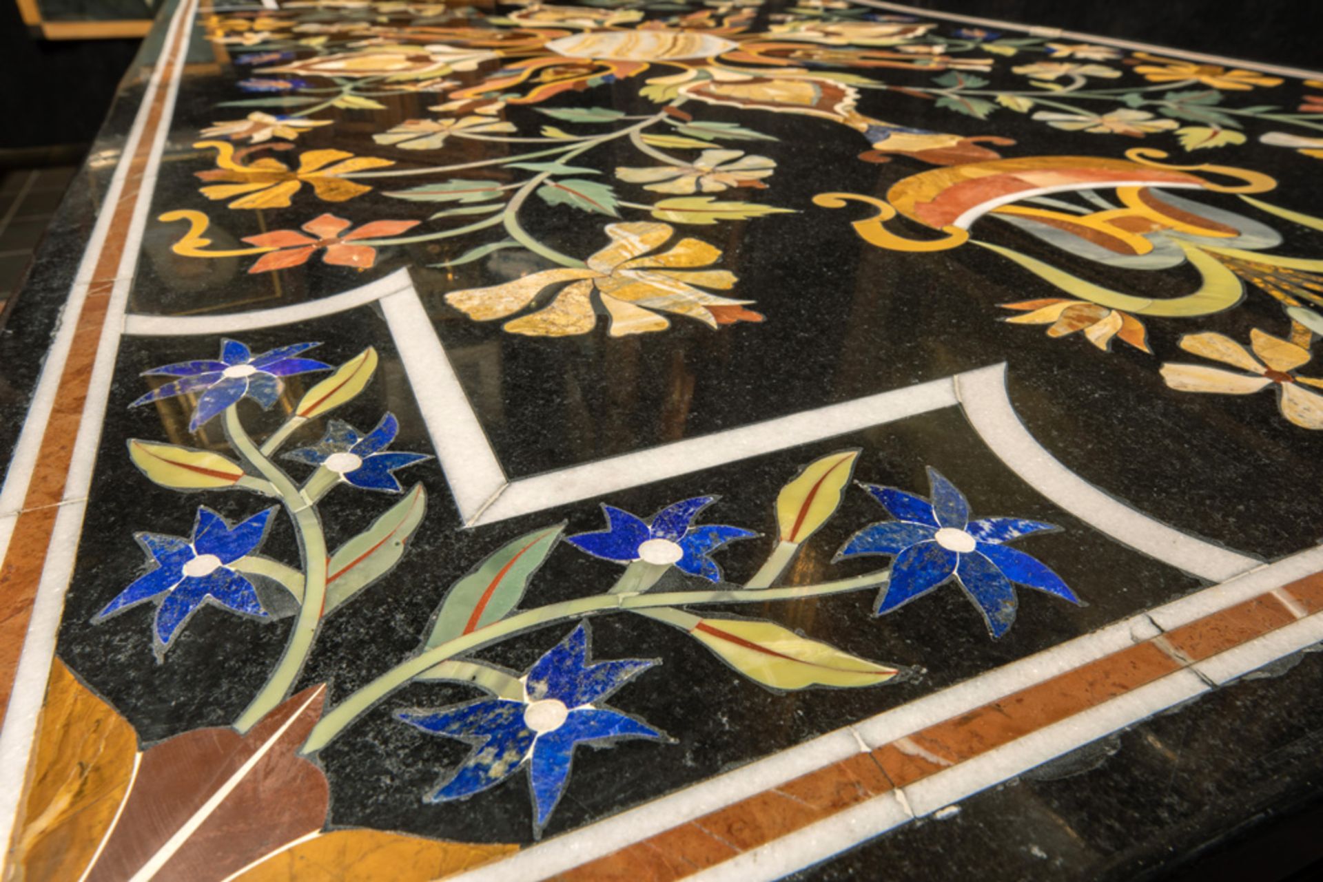 rectangular vintage marble top in marble inlaid with a colourful mosaic of different kinds of marble - Bild 3 aus 3
