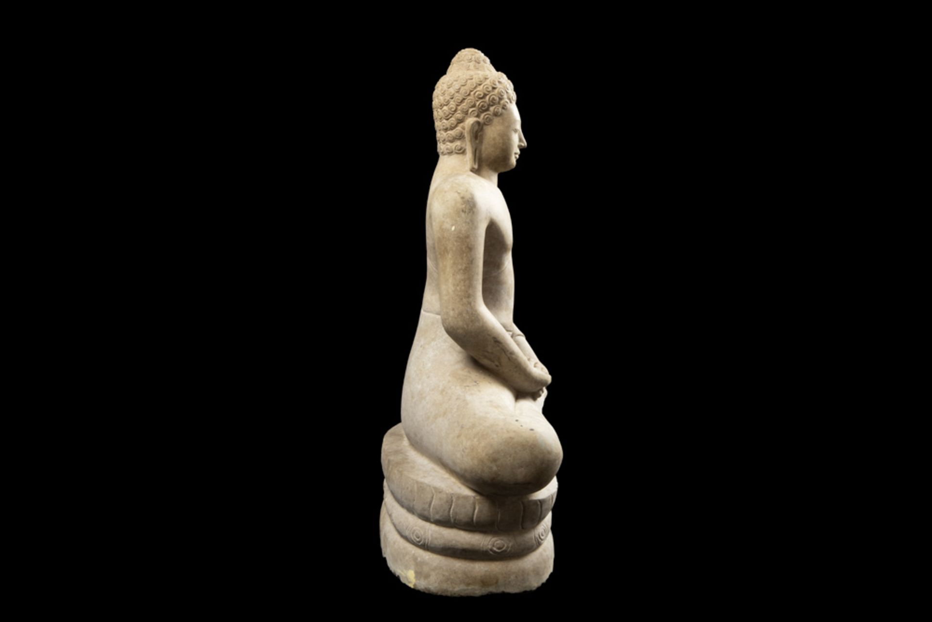 antique oriental "Buddha" sculpture in stone || Antieke Oosterse sculptuur in steen : "Zittende - Image 3 of 5