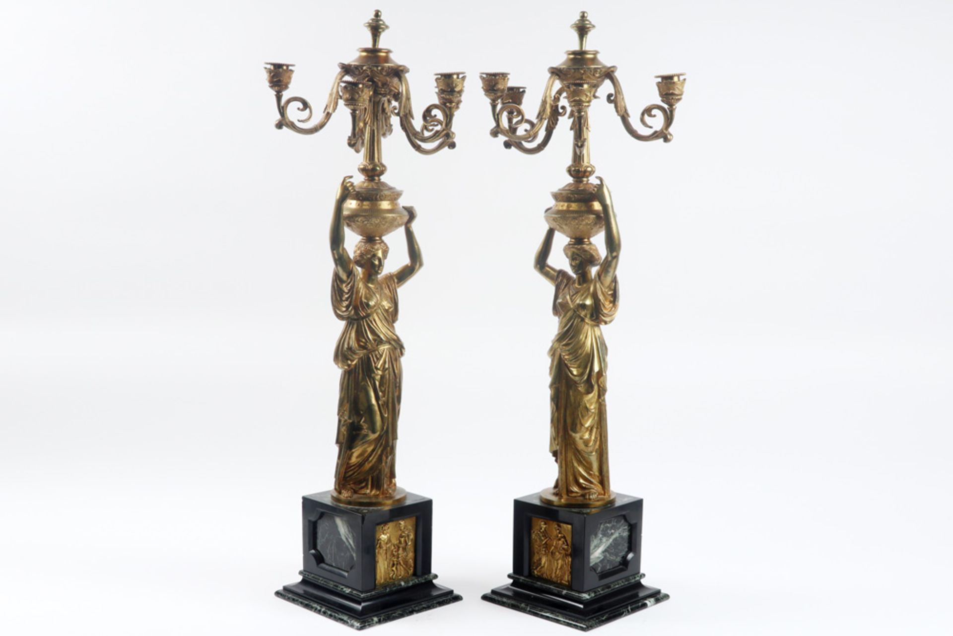 pair of 'antique' caryatid candelabra in gilded bronze and marble each with an Ancient Roman lady || - Bild 2 aus 4