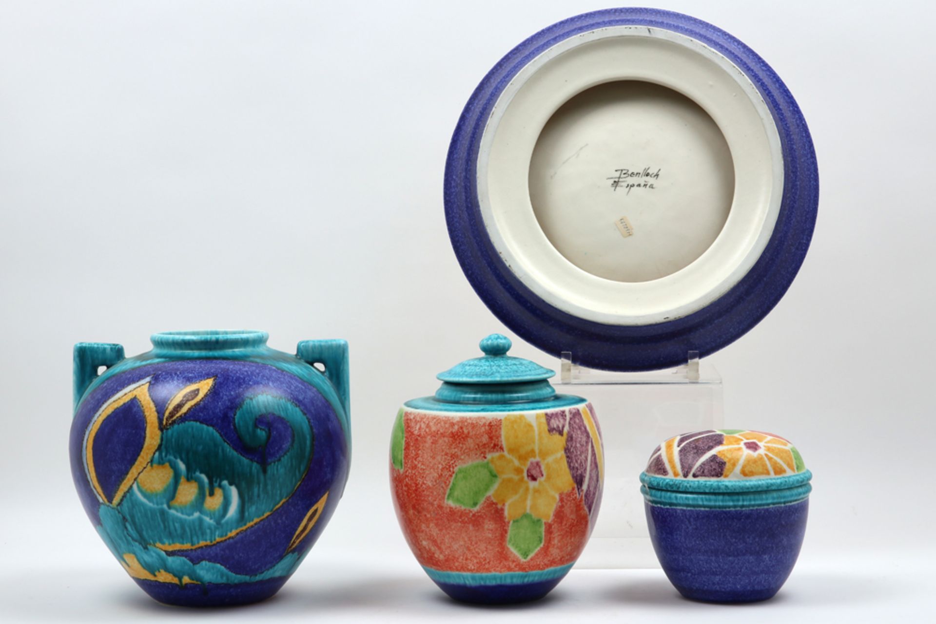 four pieces of Spanish ceramic, marked "Benlloch" || Lot van vier stuks Spaanse faïence, gemerkt " - Bild 2 aus 5