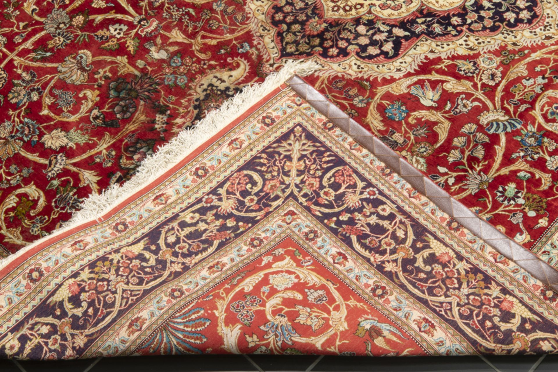 finely knotted Persian Qom in silk with an arabesque design || Fijngeknoopte Perzische Ghoum in - Bild 2 aus 2