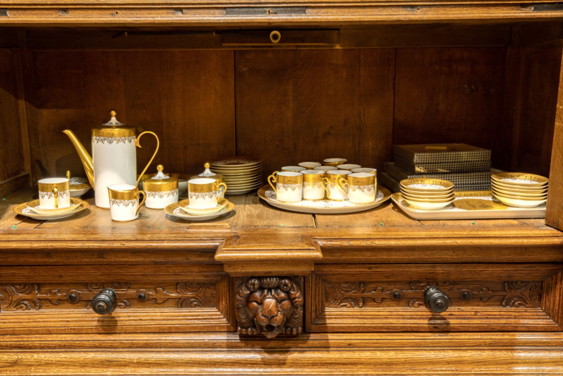 45 pcs coffee set in marked porcelain with a gilt decor - sold with some "vermeil" cutlery || Vrij - Bild 5 aus 5