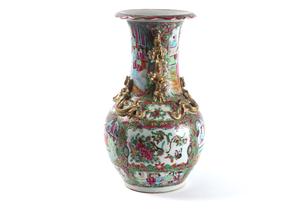 19th Cent. Chinese vase in porcelain with a Cantonese decor || Negentiende eeuwse Chinese vaas in - Image 4 of 7