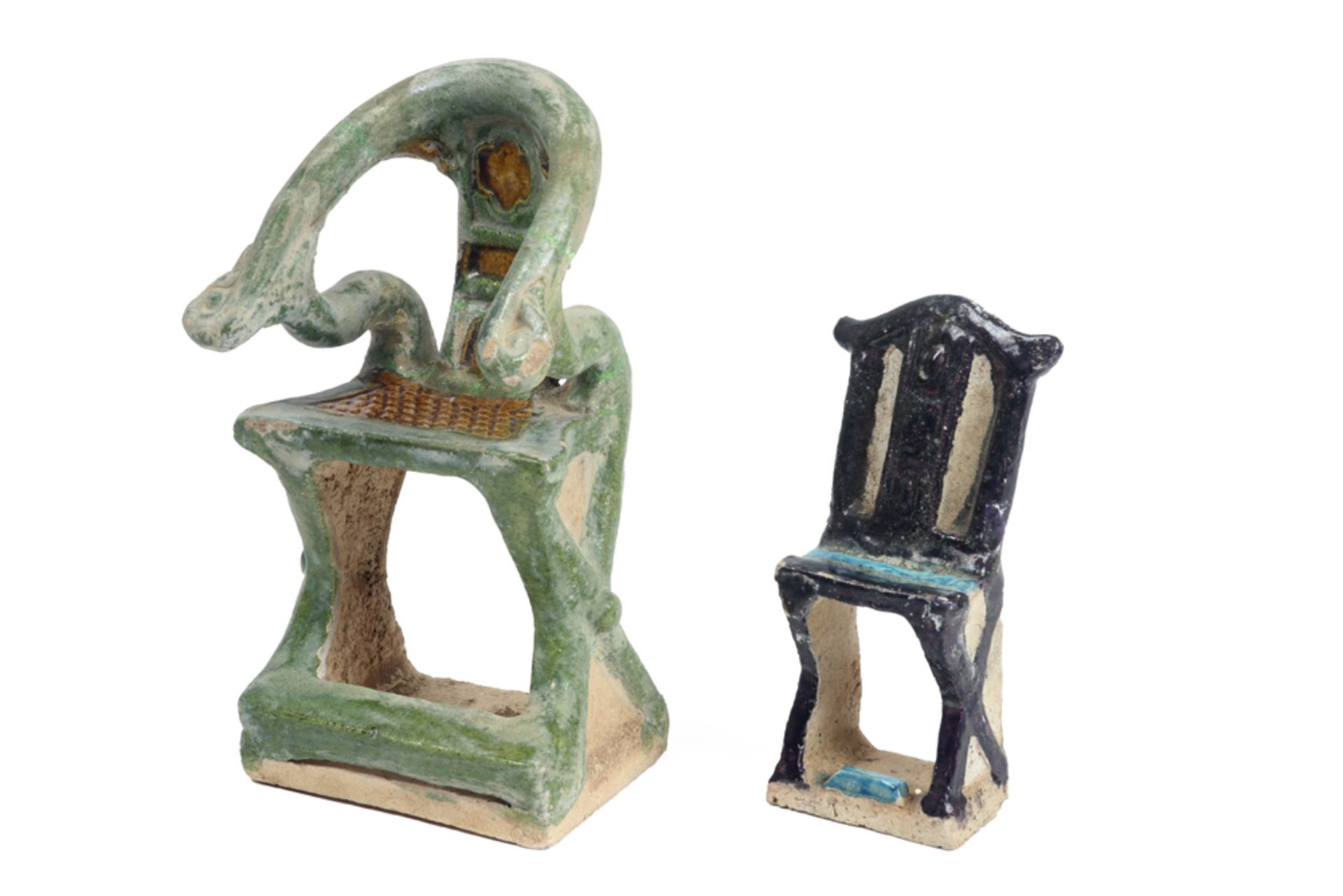 two Chinese Ming period tomb furniture items (chairs) in glazed earthenware || CHINA - MING-DYNASTIE - Bild 3 aus 5