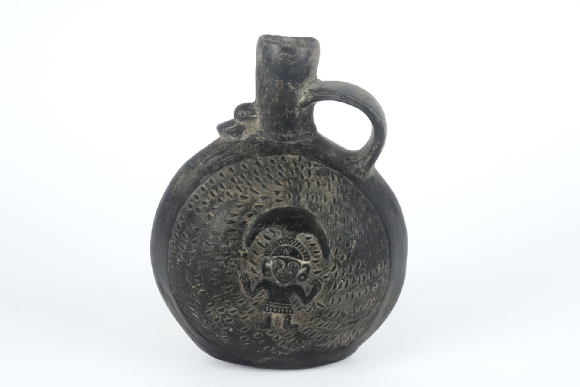 Pre-columbian pitcher in earthenware || Precolumbiaanse kruik in aardewerk met aan de ene zijde
