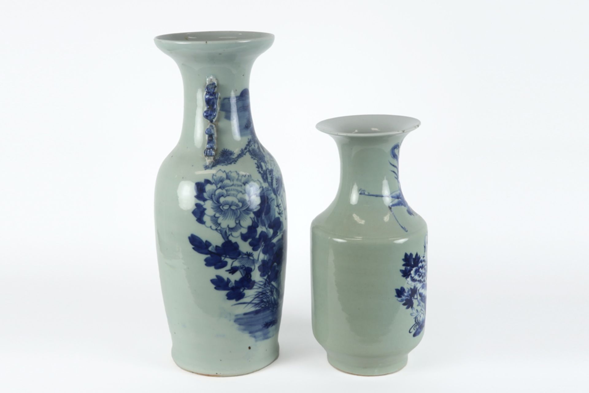 two antique Chinese porcelain vases with a blue-white decor || Lot (2) antiek Chinees porselein - Image 2 of 6