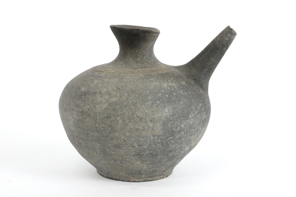 Chinese earthenware pitcher || Chinees kruikje met teut in aardewerk - hoogte : 16 cm - Image 2 of 5