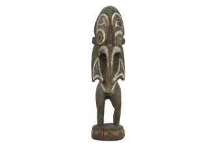 Papua New Guinean Spirit sculpture in carved wood and pigments || PAPOEASIE NIEUW - GUINEA -